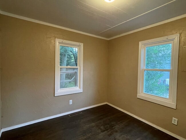 Building Photo - Cute, Clean & in Great Neighborhood!