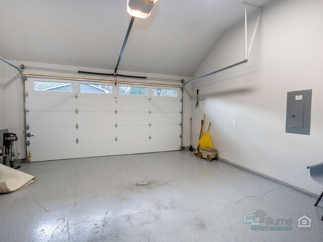 Building Photo - Fully Furnished Lake Oswego Gem!!!!
