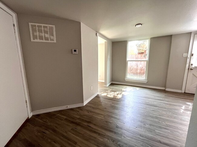 Building Photo - 2Bed/1bath Duplex in Hyde Park with Small ...