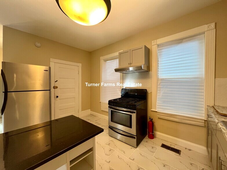 Building Photo - 10 Bucknam St