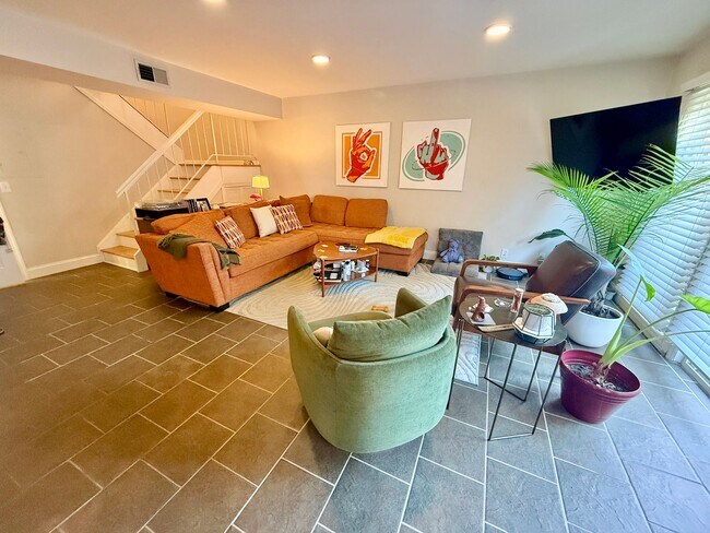 Building Photo - Walkable Green Hills Condo- 2 Bed 1.5 Bath $1800/mo