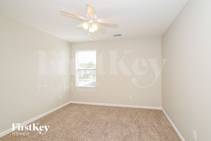 Building Photo - 210 Oakwell St