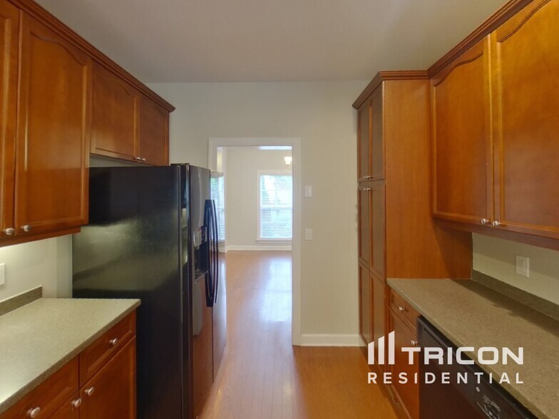 Building Photo - 3009 Kingston Cir N