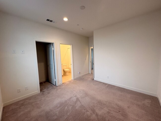 Building Photo - 2 Bed, 2.5 Bath in Anaheim!