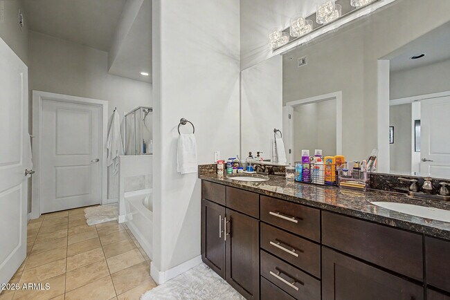Building Photo - 945 E Playa Del Norte Dr