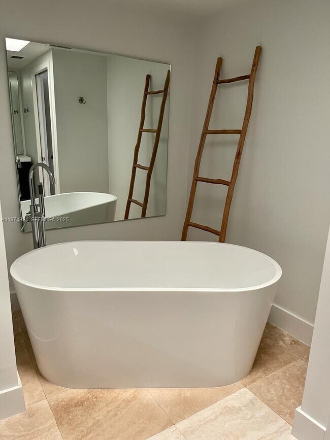 Building Photo - 101 Crandon Blvd