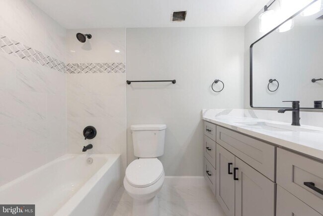 Building Photo - 205 Yoakum Pkwy