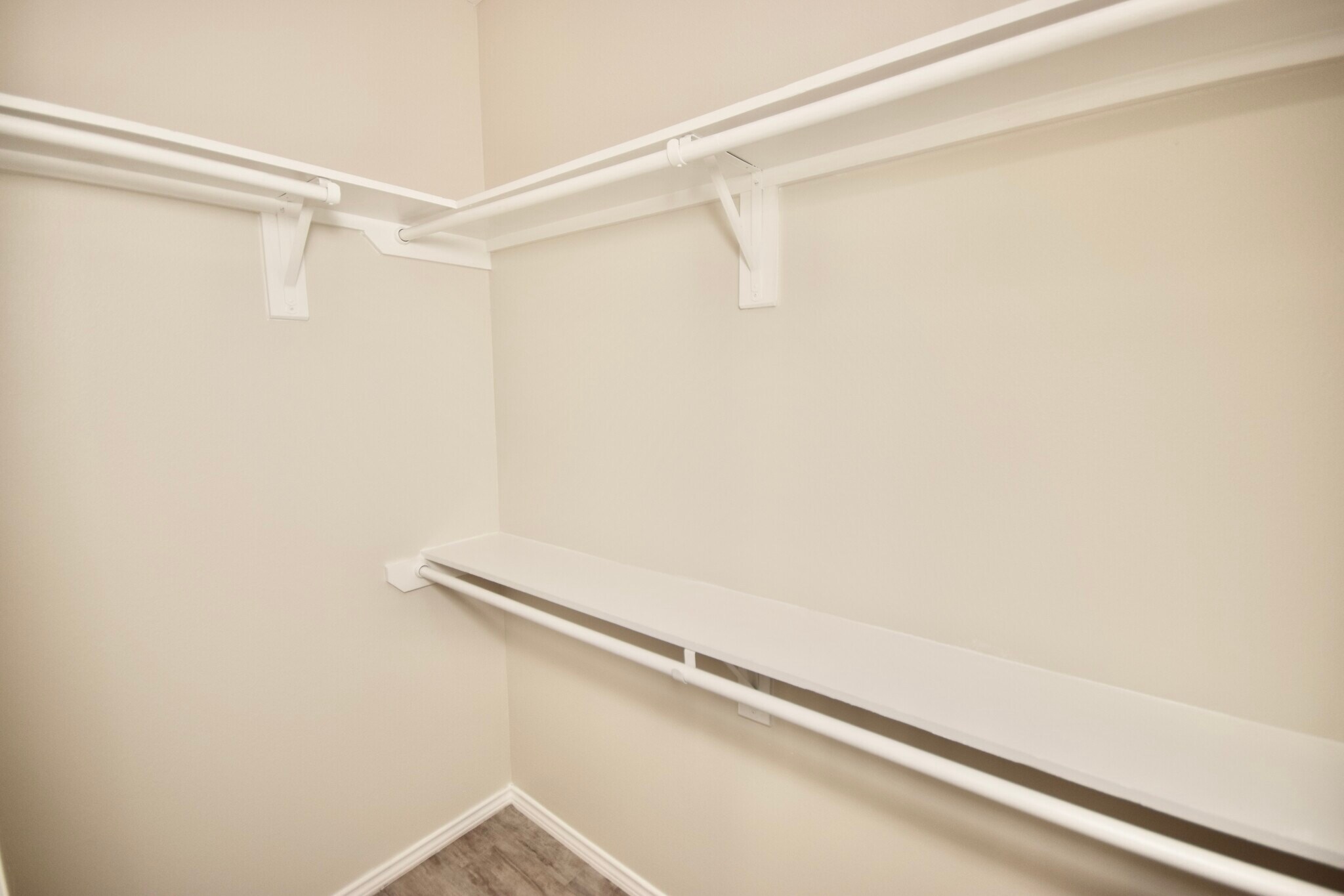 Building Photo - 5000 N Hiawatha Dr