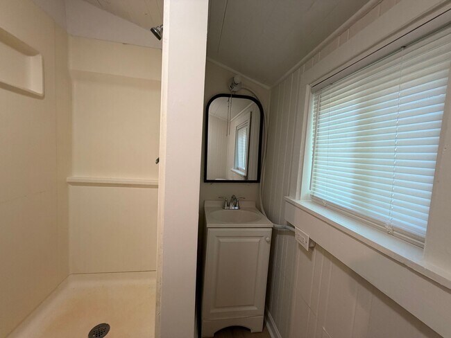 Building Photo - Renovated 1/1 House in East Rome- $995