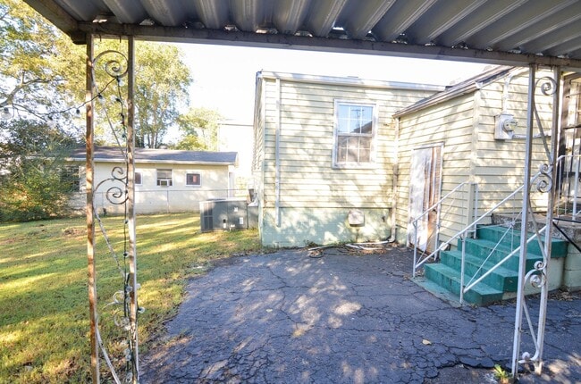 Building Photo - Quaint Charlotte Park Home