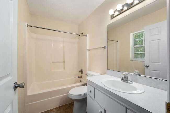 Building Photo - Country Living on 1 Acre – Move-In Ready 3 Bedroom Home in Reddick!
