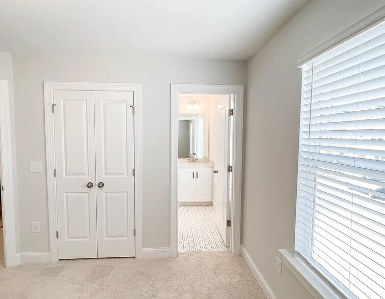 Building Photo - Room in Townhome on Old Grove Ln