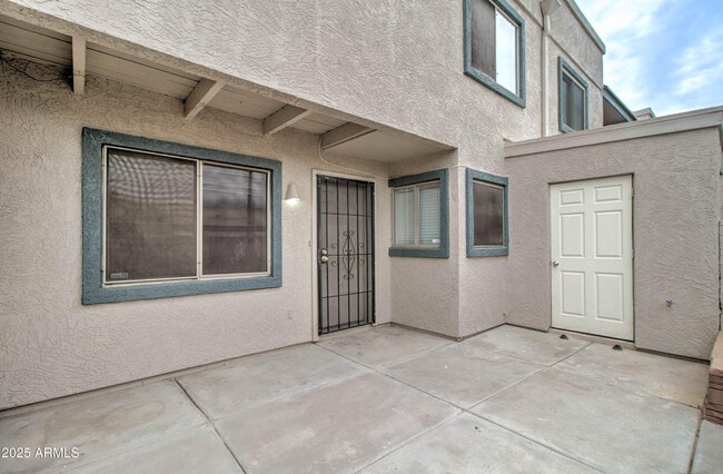 Building Photo - 2311 E Hartford Ave