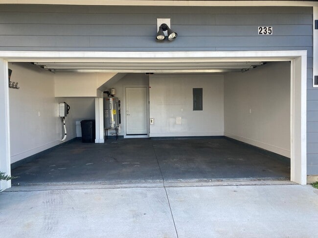 Building Photo - 3 bedroom, 3.5 bath, Spacious & Open Floor Plans