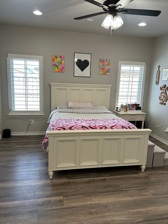 Building Photo - 1104 N Granby Ave