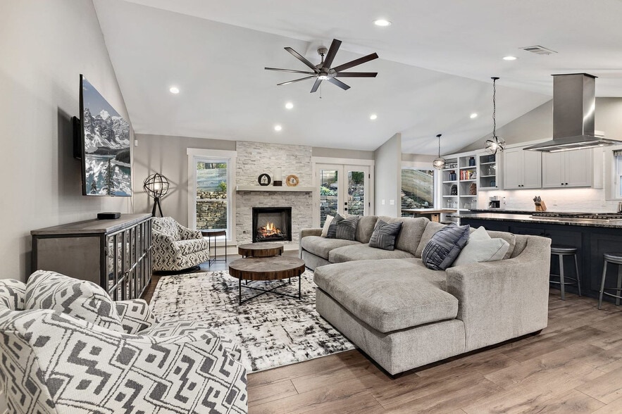 Primary Photo - 3225 N Kings Cross