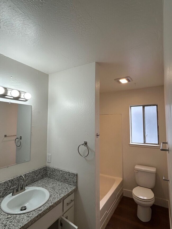 Building Photo - 12 Klondike Ct