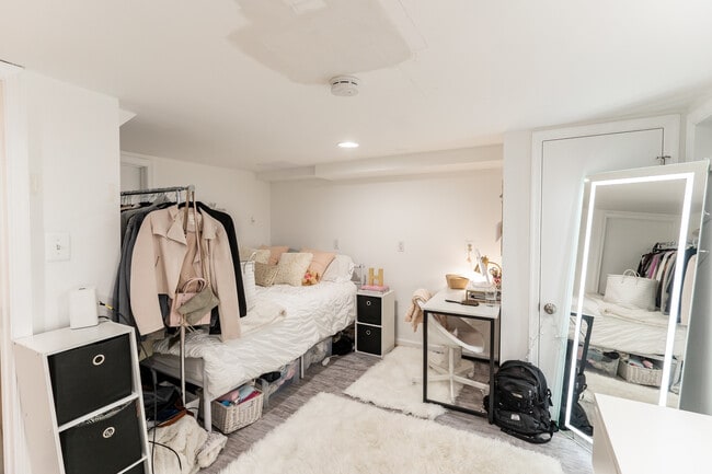 Building Photo - S Street