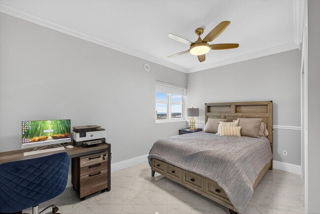 Building Photo - 2650 Lake Shore Dr