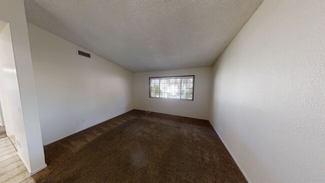 Building Photo - 5BD/2BA, Huge Yard!