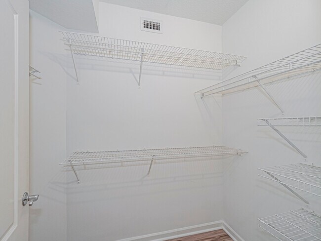 Building Photo - 5095 Fairways Cir