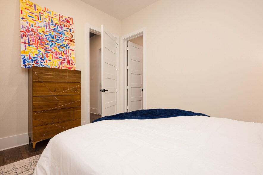 Building Photo - 917 Thompson St