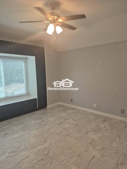 Building Photo - 9323 Bowen Dr