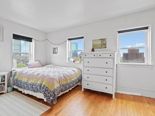 Building Photo - Amazing 3 bed 1 bath in the South End.... Sept 1st move in