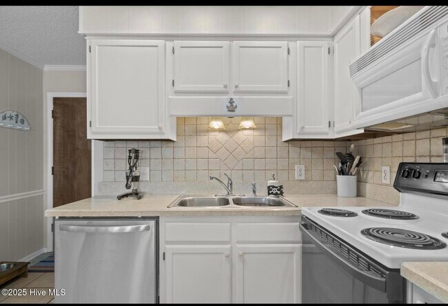 Building Photo - 301 Commerce Way