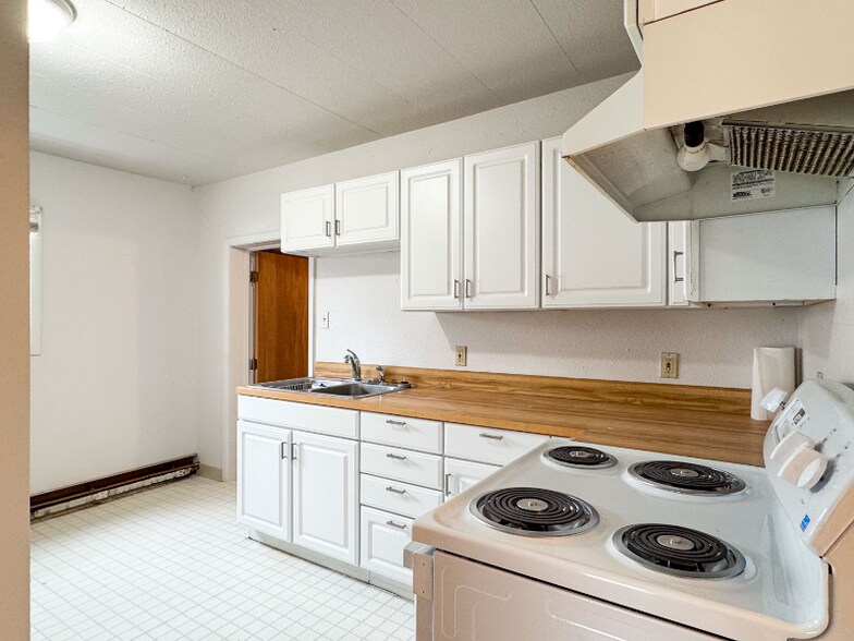 Building Photo - 613 S 34th St