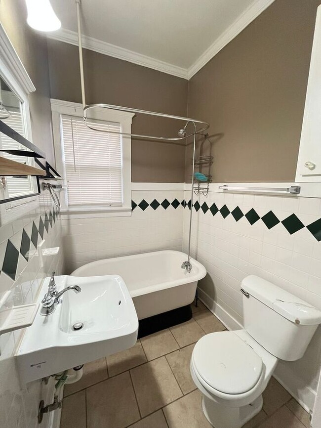 Building Photo - Studio Cottage located in Aurora Addition of NW OKC