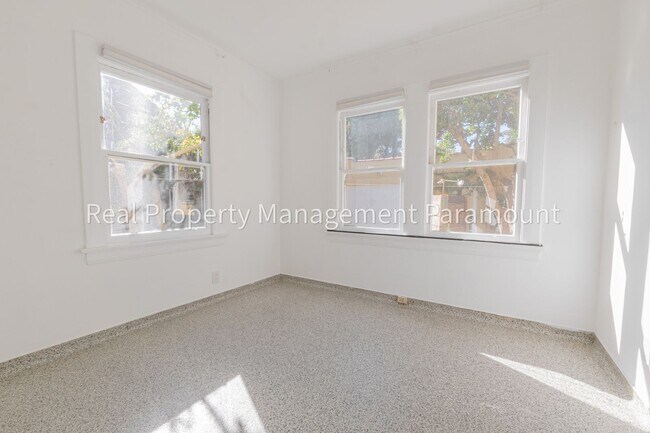 Building Photo - 1929 N Berendo St