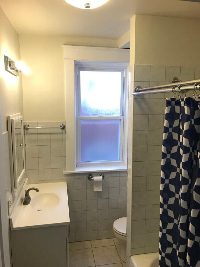 Full Bath - 5331 Devonshire Ave