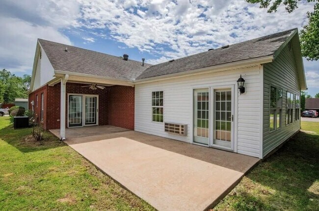 Building Photo - 1470 Forest St