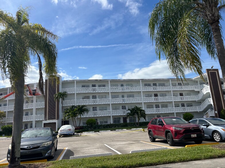 Building Photo - 4087 Cornwall E