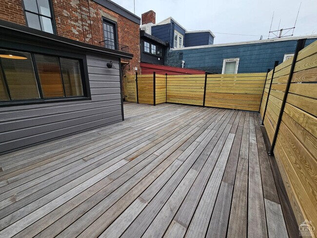 Building Photo - 417 Warren St