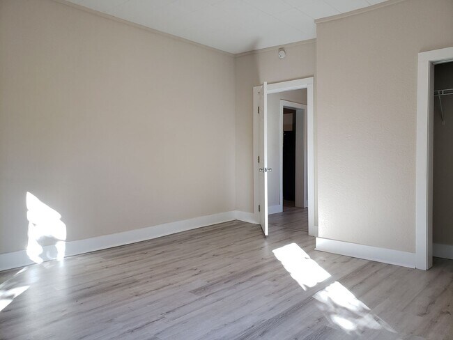 Building Photo - Spacious 2-Bedroom, 1-Bathroom Home AVAILABLE NOW!!