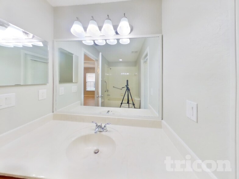 Building Photo - 10636 Deerberry Dr