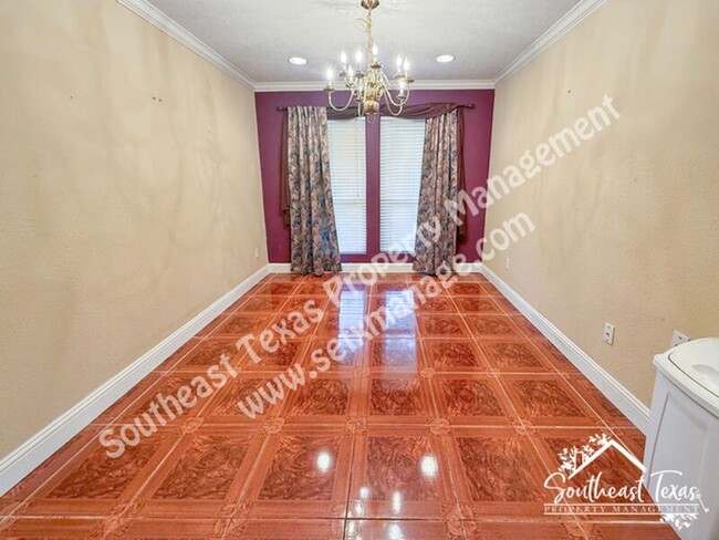 Building Photo - 7425 Wooded Creek Dr