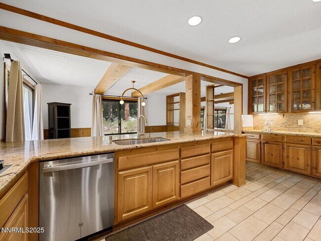 Building Photo - 445 Country Club Dr