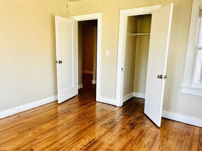 Building Photo - Charming 2BD 1BA Duplex in Crestwood!!