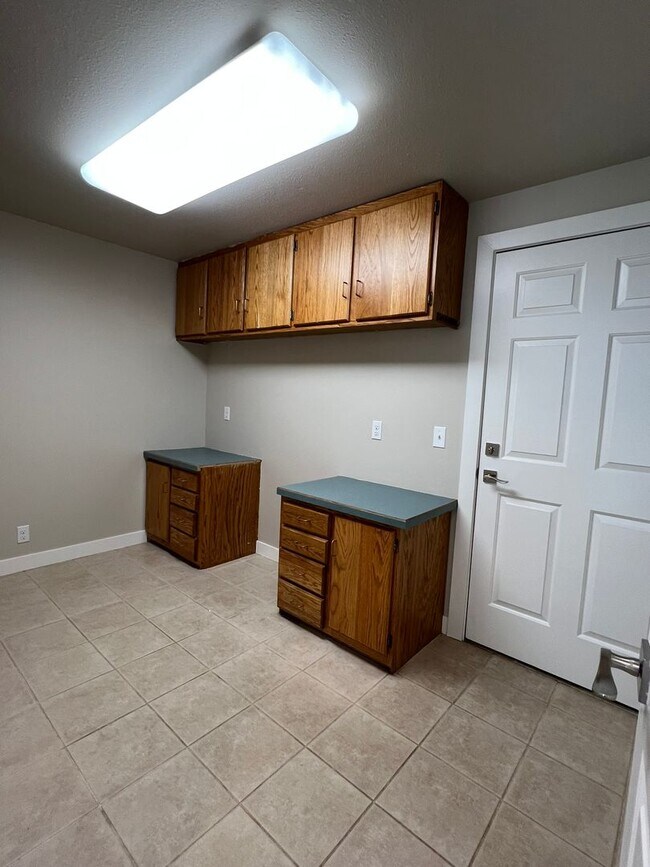 Building Photo - Fantastic 4 bed 3 bath home in the Highlan...