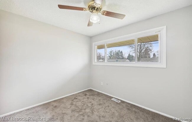 Building Photo - 40960 W 10 Mile Rd