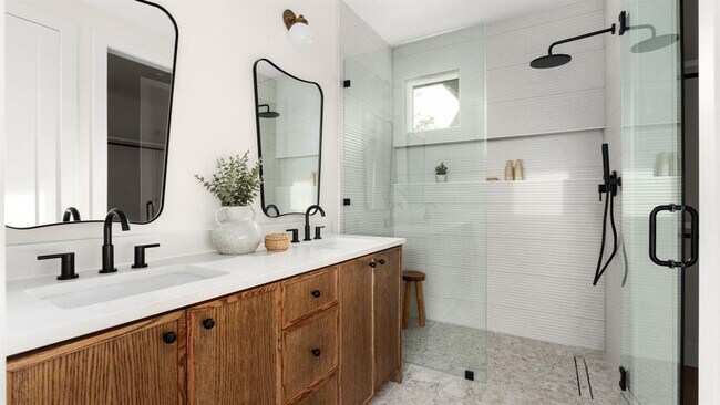 Building Photo - 4901 Gladeview Dr