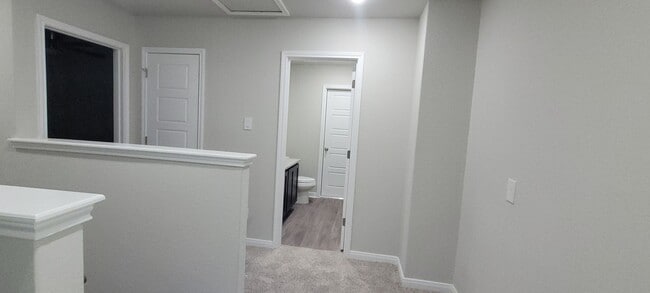 Building Photo - Gorgeous 3/2.5 on cul-de-sac in Cibolo with primary bedroom downstairs.