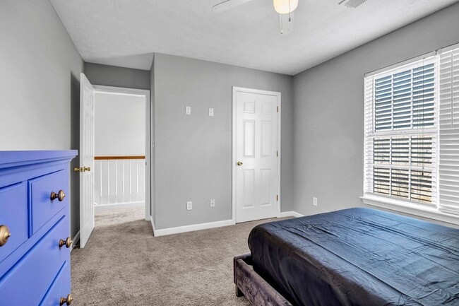 Building Photo - Fully Furnished 2 Bedroom, 2.5 Bath Townho...