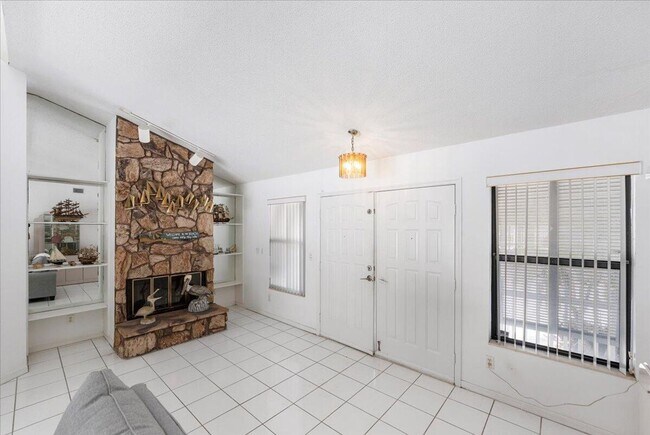 Building Photo - 901 Sandy Oaks Dr