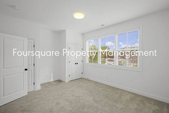 Building Photo - Modern 4-Bed / 3.5-Bath Townhome with Main Level Hard-Surface Floors , Back Patio – Easy Access t...