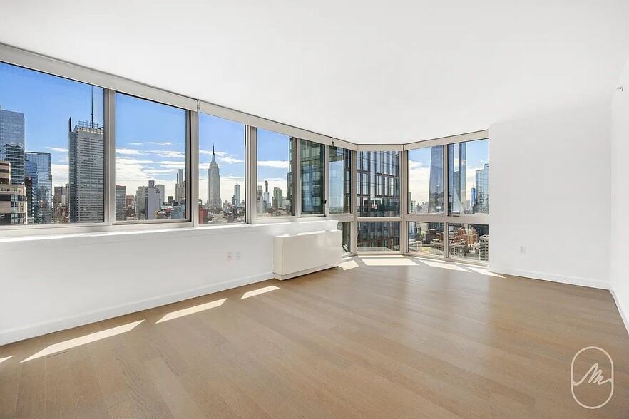 Building Photo - 500 W 42nd St