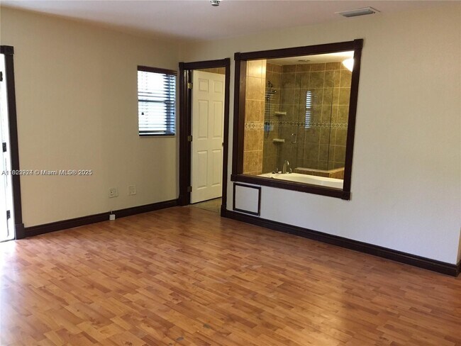 Building Photo - 2724 NE 32nd St